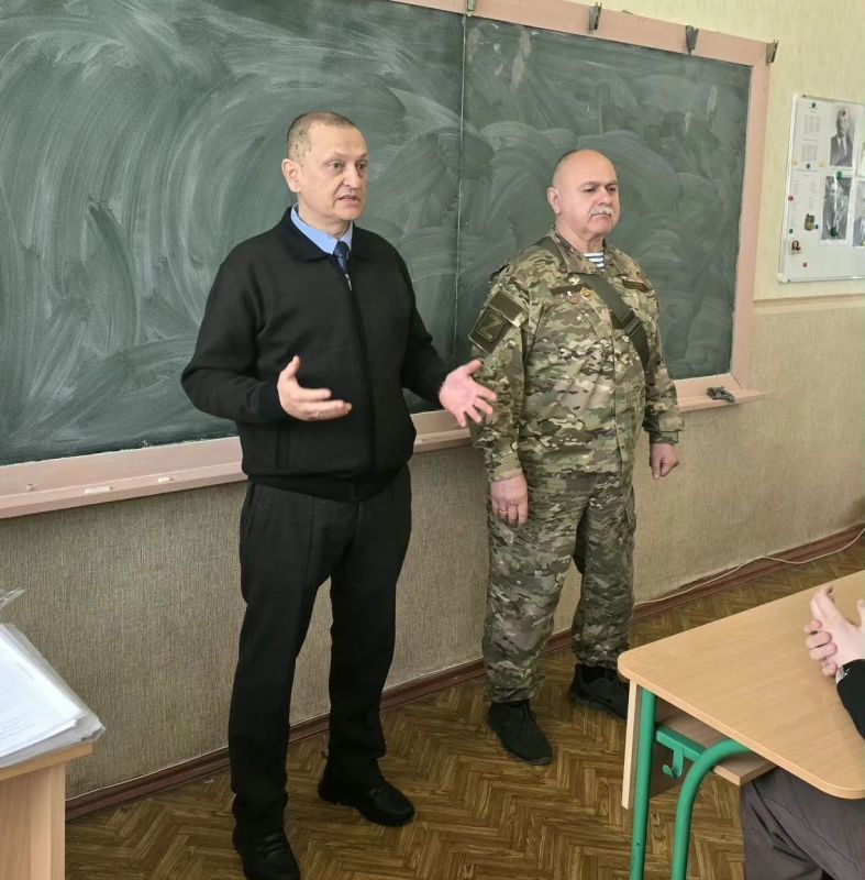 Дмитрий Огилец: Сегодня совместно с представителями Военного следственного Управления Следственного Комитета Российской Федерации по Объединённой группировке войск провёл урок мужества для учеников ГБОУ «Школа № 2 им. Героя... Дмитрий Огилец: Сегодня совместно с представителями Военного следственного Управления Следственного Комитета Российской Федерации по Объединённой группировке войск провёл урок мужества для учеников ГБОУ «Школа № 2 им. Героя...