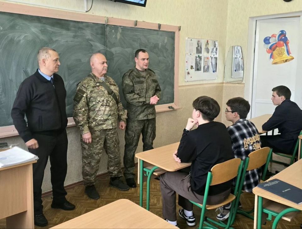 Дмитрий Огилец: Сегодня совместно с представителями Военного следственного Управления Следственного Комитета Российской Федерации по Объединённой группировке войск провёл урок мужества для учеников ГБОУ «Школа № 2 им. Героя... Дмитрий Огилец: Сегодня совместно с представителями Военного следственного Управления Следственного Комитета Российской Федерации по Объединённой группировке войск провёл урок мужества для учеников ГБОУ «Школа № 2 им. Героя...