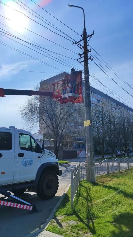 Мариупольские энергетики украшают город к предстоящему Дню Победы Мариупольские энергетики украшают город к предстоящему Дню Победы