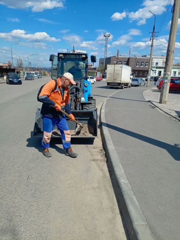 В Мариуполе продолжается уборка бордюрных зон автомагистралей В Мариуполе продолжается уборка бордюрных зон автомагистралей