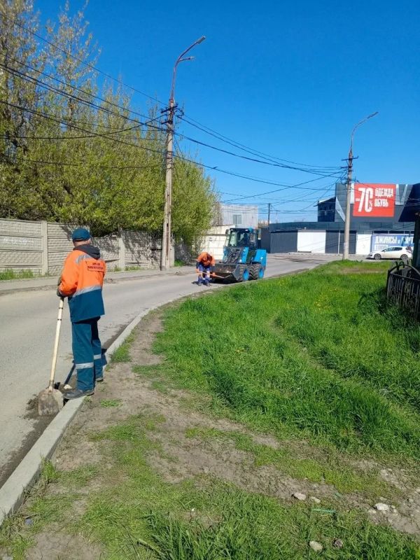В Мариуполе продолжается уборка бордюрных зон автомагистралей В Мариуполе продолжается уборка бордюрных зон автомагистралей