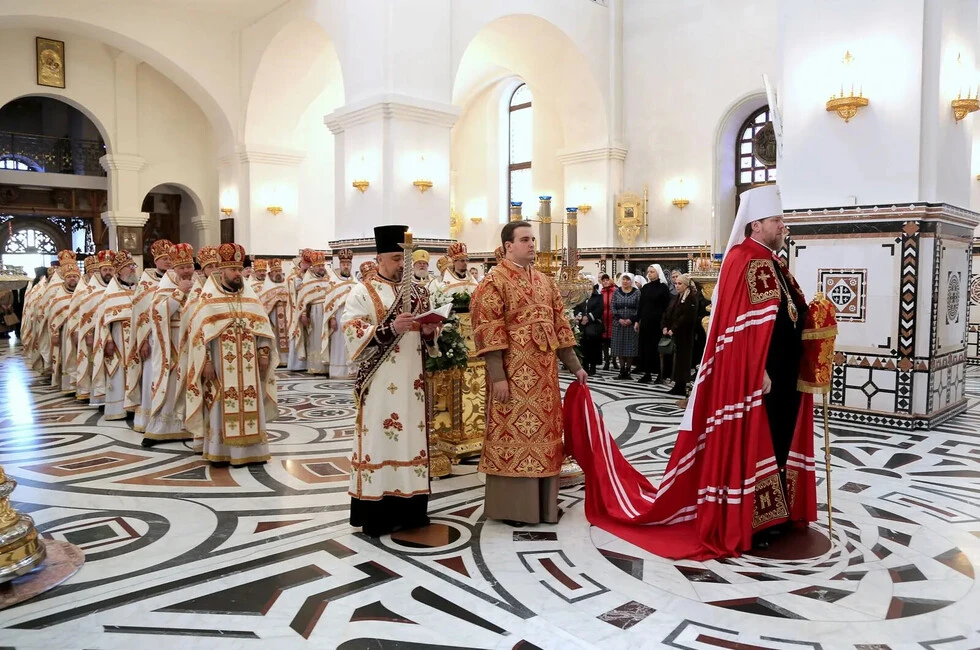 Митрополит Владимир доставил Благодатный огонь в Горловку на службу 5 архиереев