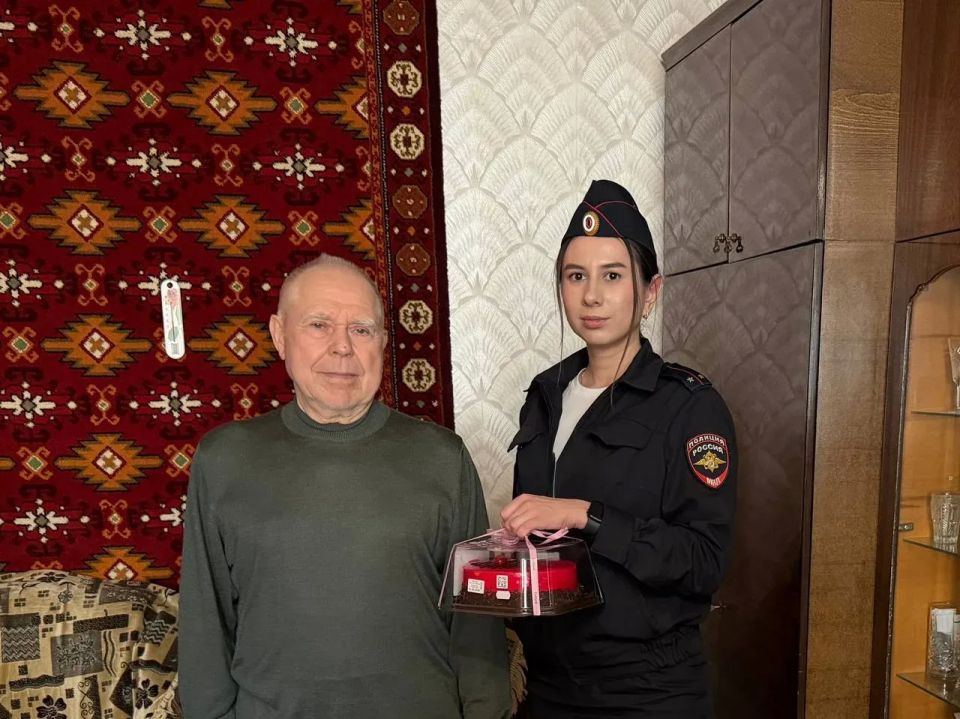 В Мариуполе полицейские поздравили ветеранов ОВД В Мариуполе полицейские поздравили ветеранов ОВД