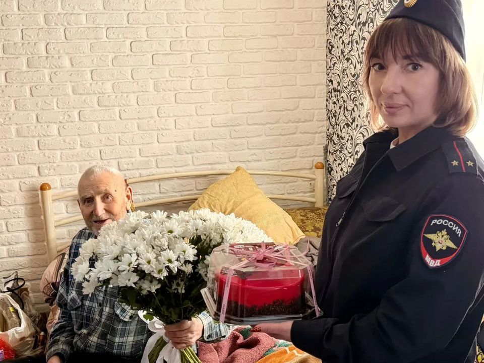 В Мариуполе полицейские поздравили ветеранов ОВД В Мариуполе полицейские поздравили ветеранов ОВД