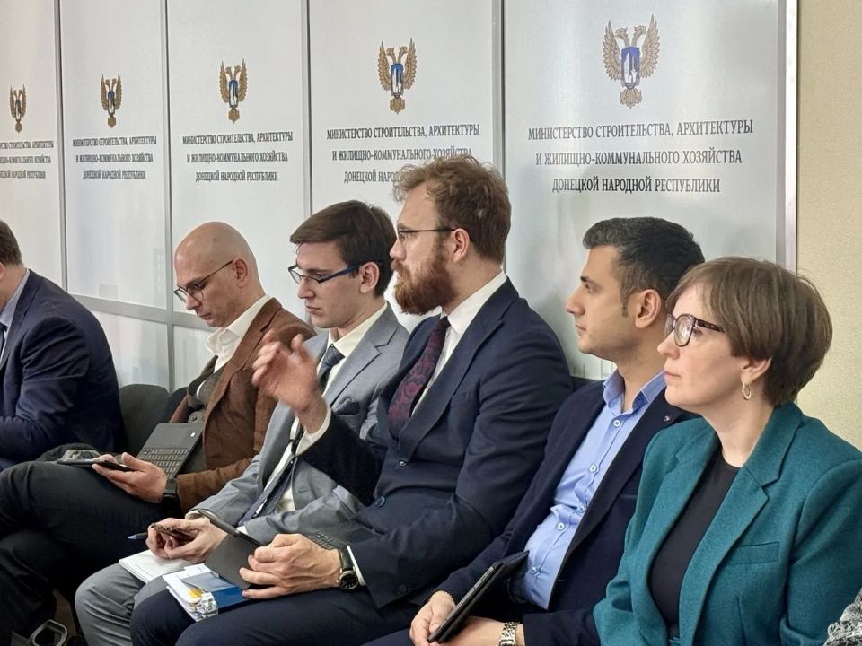 В Минстрое ДНР обсудили будущее городов и посёлков региона В Минстрое ДНР обсудили будущее городов и посёлков региона