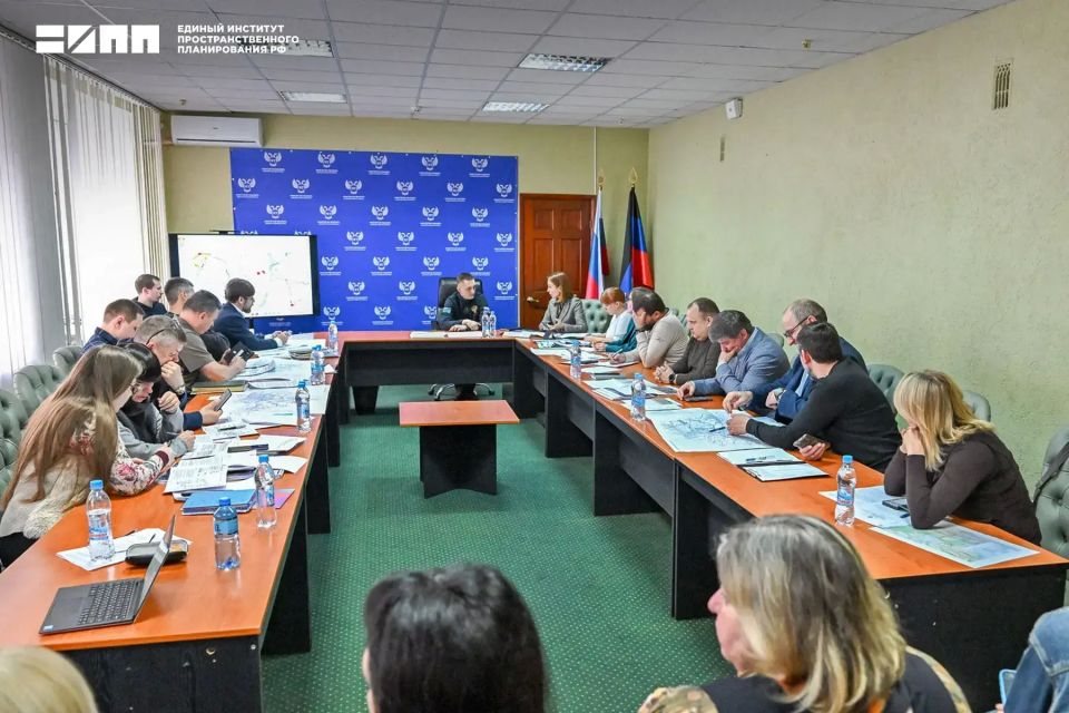 В Минтрансе Донецкой Народной Республики рассмотрели развитие транспортной инфраструктуры региона В Минтрансе Донецкой Народной Республики рассмотрели развитие транспортной инфраструктуры региона