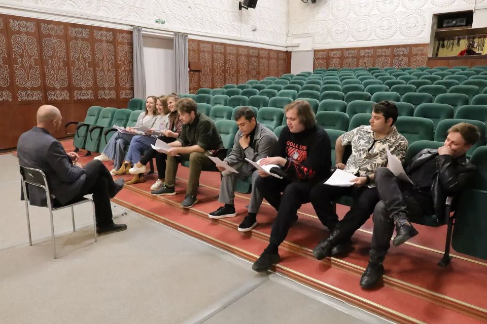 23 апреля 2026 года в Мариупольском русском драматическом театре состоялась открытая репетиция-читка нового спектакля под названием «Проклятье корсара Кидда» 23 апреля 2026 года в Мариупольском русском драматическом театре состоялась открытая репетиция-читка нового спектакля под названием «Проклятье корсара Кидда»