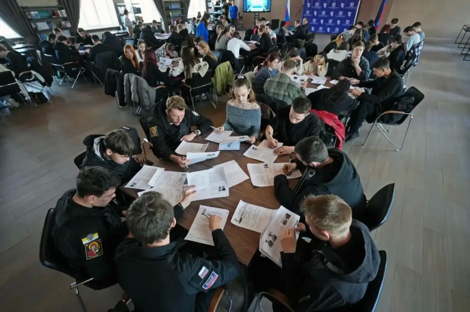 В Мариуполе «Диктант Победы» проходит уже в третий раз с момента освобождения города В Мариуполе «Диктант Победы» проходит уже в третий раз с момента освобождения города