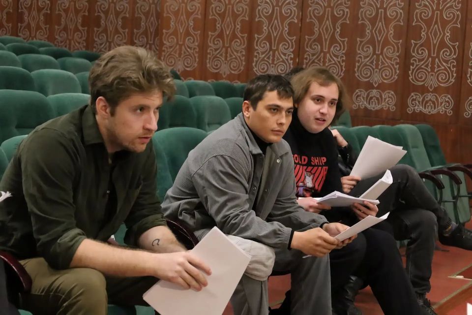 23 апреля 2026 года в Мариупольском русском драматическом театре состоялась открытая репетиция-читка нового спектакля под названием «Проклятье корсара Кидда» 23 апреля 2026 года в Мариупольском русском драматическом театре состоялась открытая репетиция-читка нового спектакля под названием «Проклятье корсара Кидда»