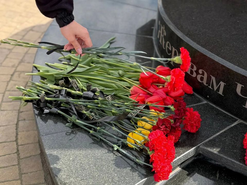 Полицейские в Мариуполе почтили память жертв и ликвидаторов катастрофы на Чернобыльской АЭС Полицейские в Мариуполе почтили память жертв и ликвидаторов катастрофы на Чернобыльской АЭС
