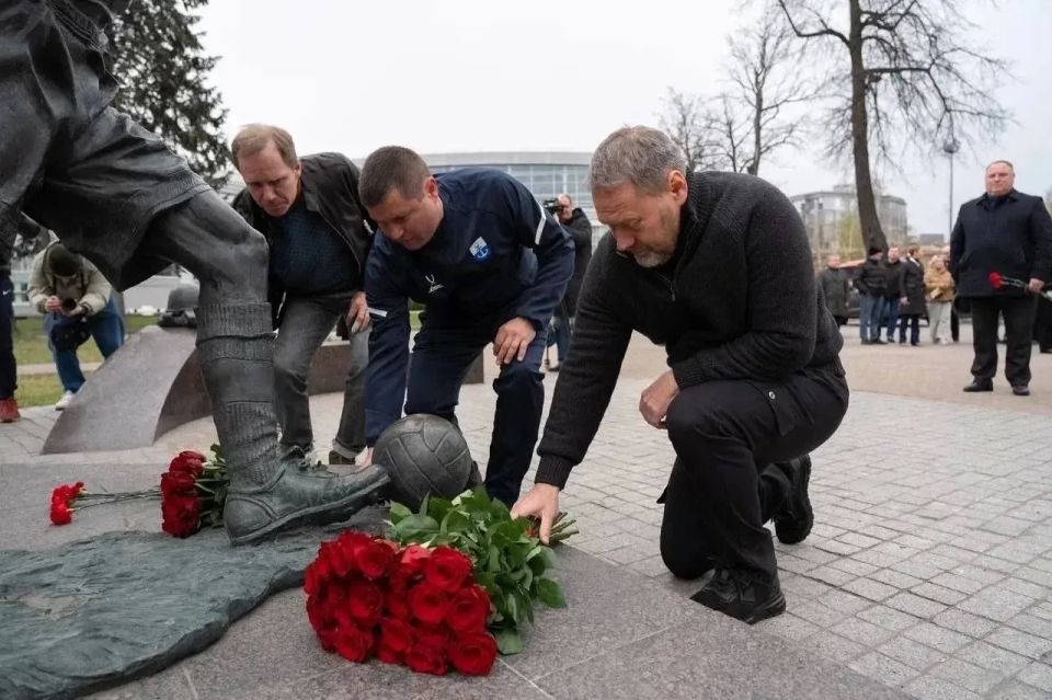 В Санкт-Петербурге прошёл матч ветеранов футбола между командами правительств города и Мариуполя В Санкт-Петербурге прошёл матч ветеранов футбола между командами правительств города и Мариуполя