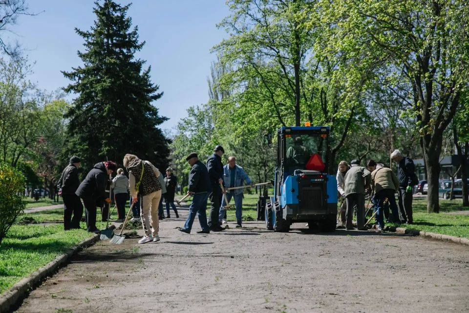 Более полутора тысяч мариупольцев сегодня приняли участие во Всероссийском субботнике Более полутора тысяч мариупольцев сегодня приняли участие во Всероссийском субботнике