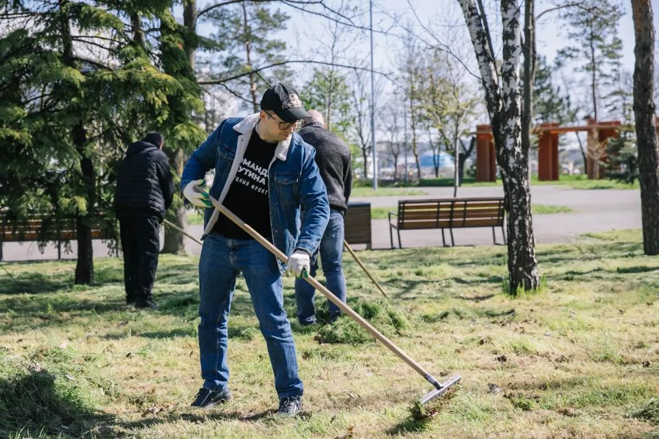 Более полутора тысяч мариупольцев сегодня приняли участие во Всероссийском субботнике Более полутора тысяч мариупольцев сегодня приняли участие во Всероссийском субботнике