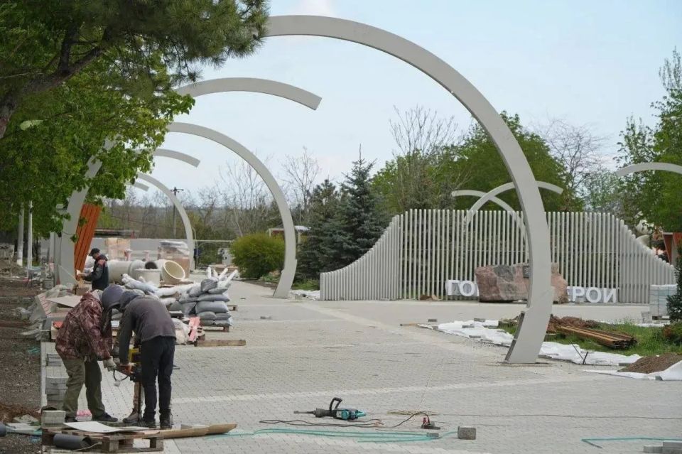 В Мариуполе вернули памятник городам-героям В Мариуполе вернули памятник городам-героям
