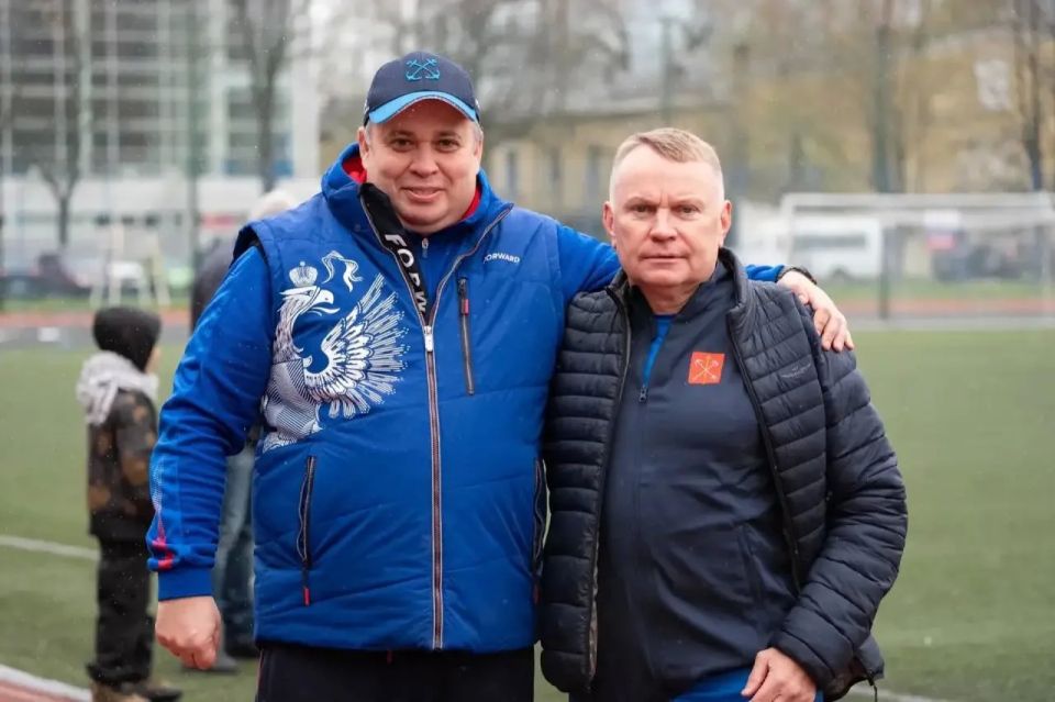 В Санкт-Петербурге прошёл матч ветеранов футбола между командами правительств города и Мариуполя В Санкт-Петербурге прошёл матч ветеранов футбола между командами правительств города и Мариуполя