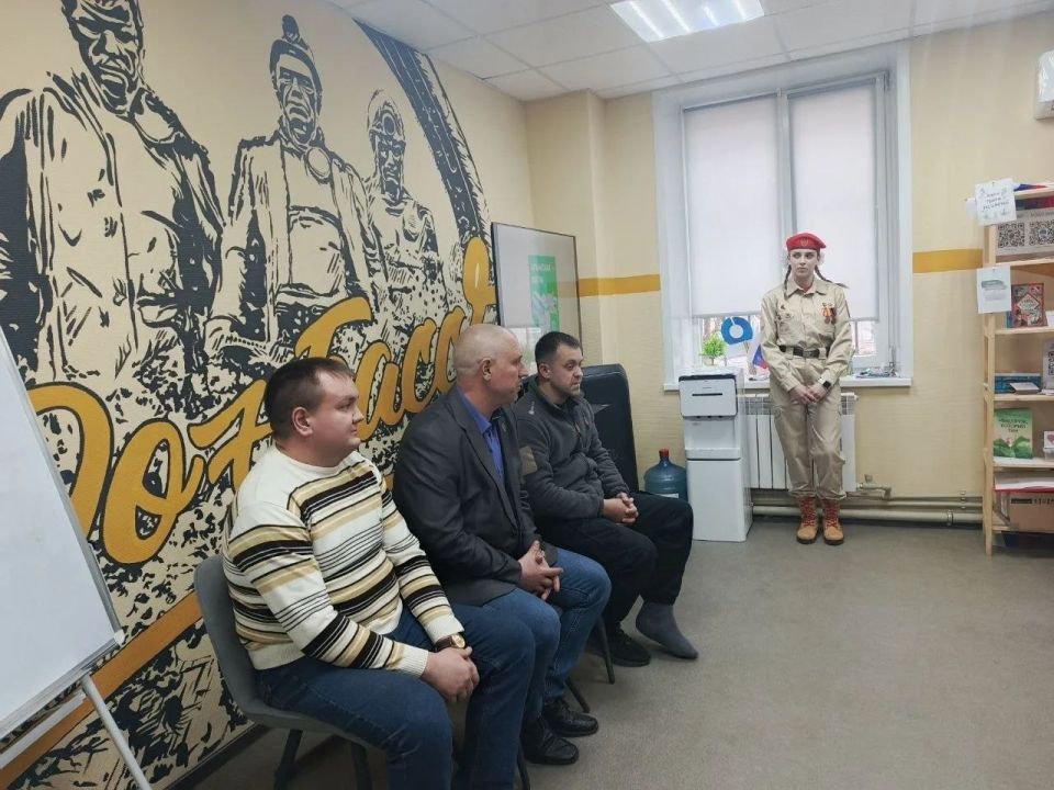 Ветераны-защитники Отечества провели урок мужества для школьников в Макеевке Ветераны-защитники Отечества провели урок мужества для школьников в Макеевке