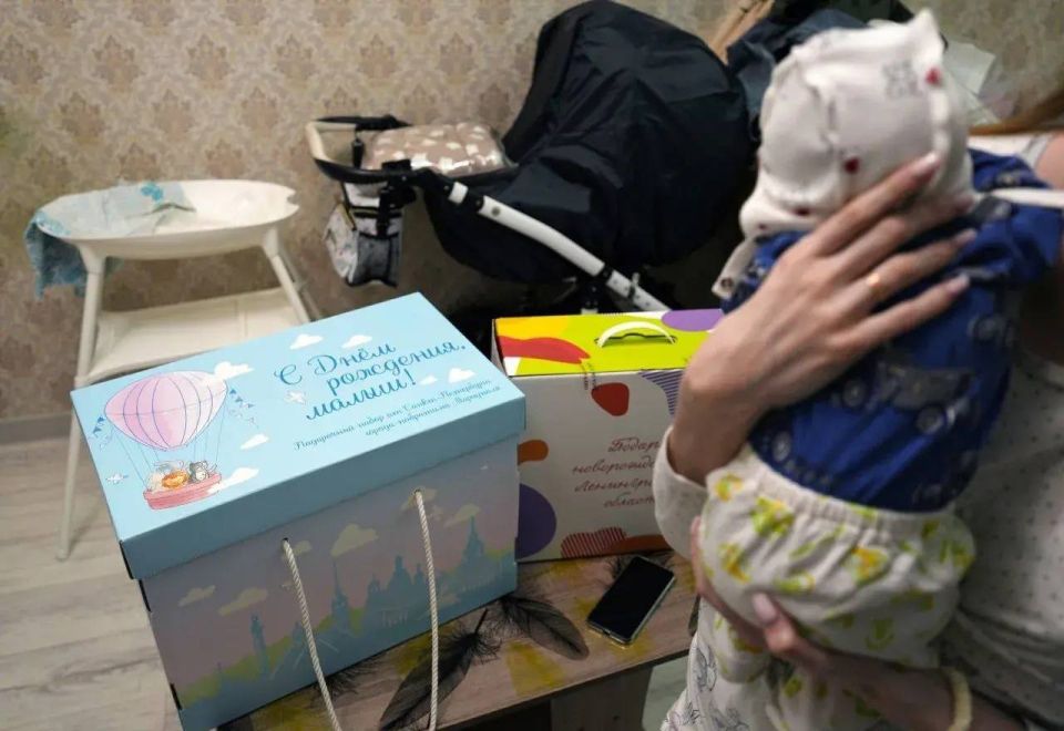 В Мариуполе семьи с новорожденными детьми получают подарки от Санкт-Петербурга: что входит в «бейби-бокс» В Мариуполе семьи с новорожденными детьми получают подарки от Санкт-Петербурга: что входит в «бейби-бокс»