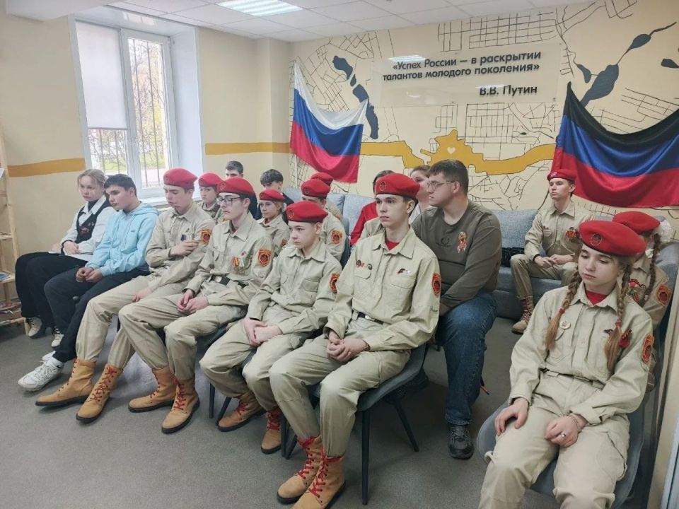 Ветераны-защитники Отечества провели урок мужества для школьников в Макеевке Ветераны-защитники Отечества провели урок мужества для школьников в Макеевке