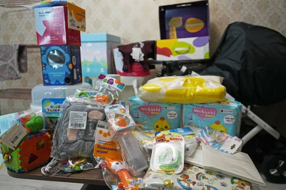 В Мариуполе семьи с новорожденными детьми получают подарки от Санкт-Петербурга: что входит в «бейби-бокс» В Мариуполе семьи с новорожденными детьми получают подарки от Санкт-Петербурга: что входит в «бейби-бокс»