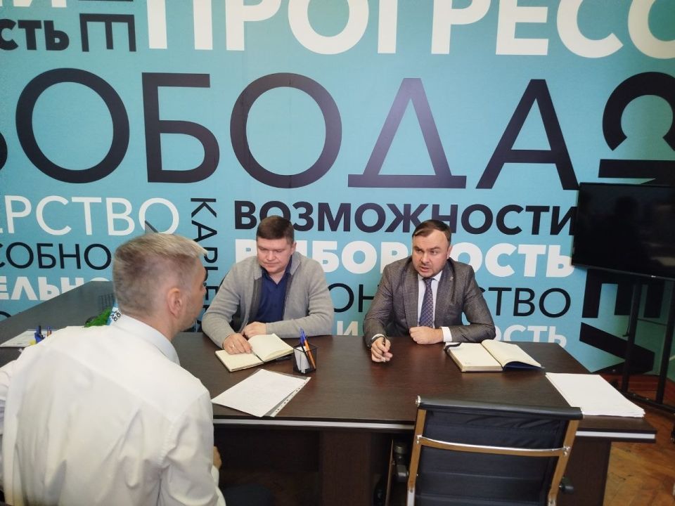 Алексей Дорофеев: Провёл рабочую встречу с председателем Мариупольского городского совета Юрием Анатольевичем Сениным и депутатом Денисом Мариненко Алексей Дорофеев: Провёл рабочую встречу с председателем Мариупольского городского совета Юрием Анатольевичем Сениным и депутатом Денисом Мариненко