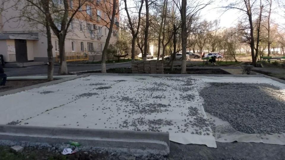 Под контролем подмосковных специалистов благоустраивается очередной двор Под контролем подмосковных специалистов благоустраивается очередной двор