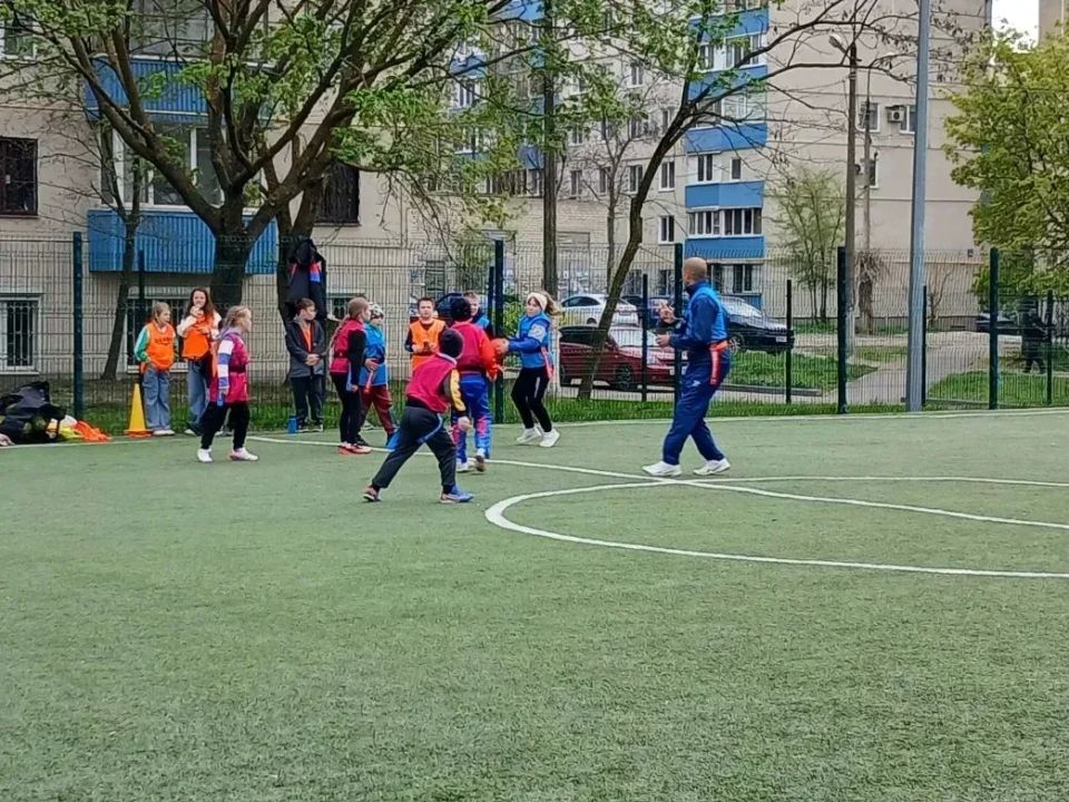 Все больше юных мариупольцев осваивают тэг-регби Все больше юных мариупольцев осваивают тэг-регби
