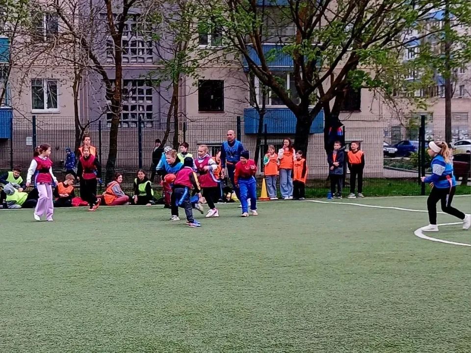 Все больше юных мариупольцев осваивают тэг-регби Все больше юных мариупольцев осваивают тэг-регби