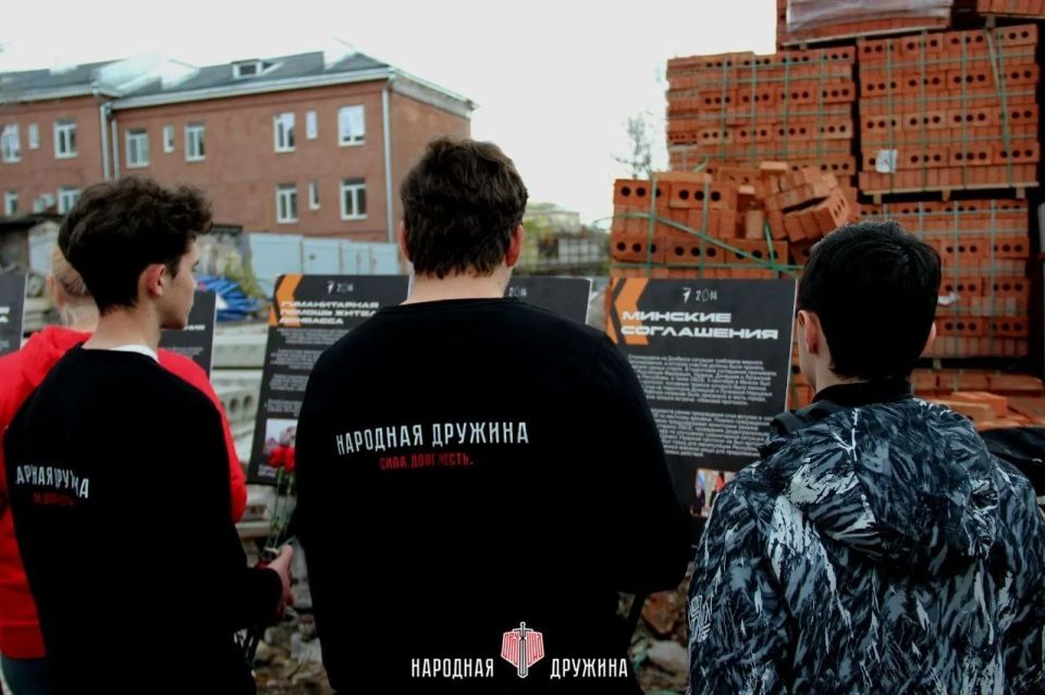 Не забудем никогда. Дружинники Мариупольского штаба приняли участие в памятной церемонии возложения цветов на месте, где стены ещё помнят ту жестокость, которая забрала жизни людей, таких же, как и мы. 2 мая 2014 года в... Не забудем никогда. Дружинники Мариупольского штаба приняли участие в памятной церемонии возложения цветов на месте, где стены ещё помнят ту жестокость, которая забрала жизни людей, таких же, как и мы. 2 мая 2014 года в...