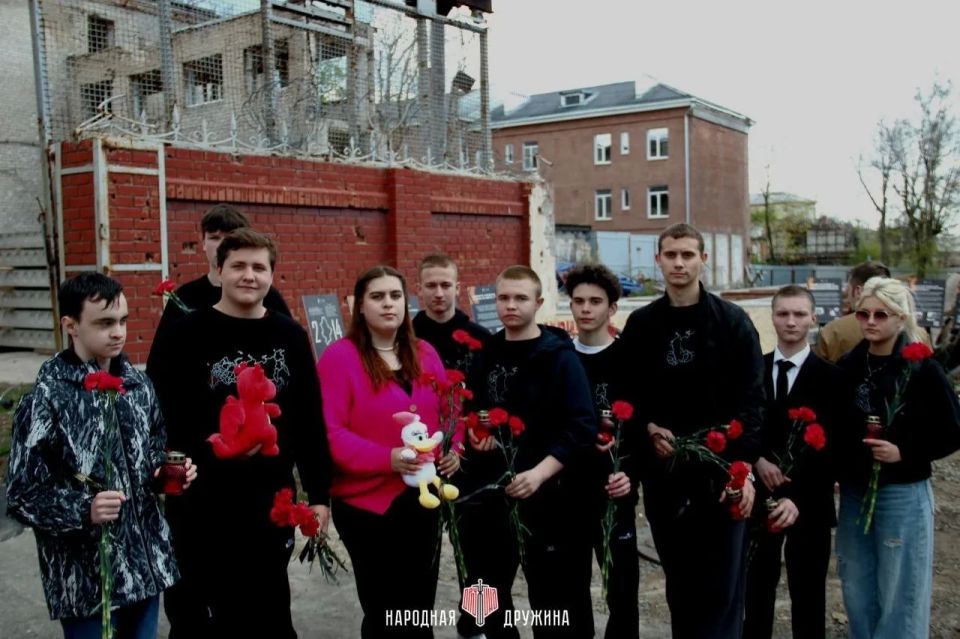 Не забудем никогда. Дружинники Мариупольского штаба приняли участие в памятной церемонии возложения цветов на месте, где стены ещё помнят ту жестокость, которая забрала жизни людей, таких же, как и мы. 2 мая 2014 года в... Не забудем никогда. Дружинники Мариупольского штаба приняли участие в памятной церемонии возложения цветов на месте, где стены ещё помнят ту жестокость, которая забрала жизни людей, таких же, как и мы. 2 мая 2014 года в...