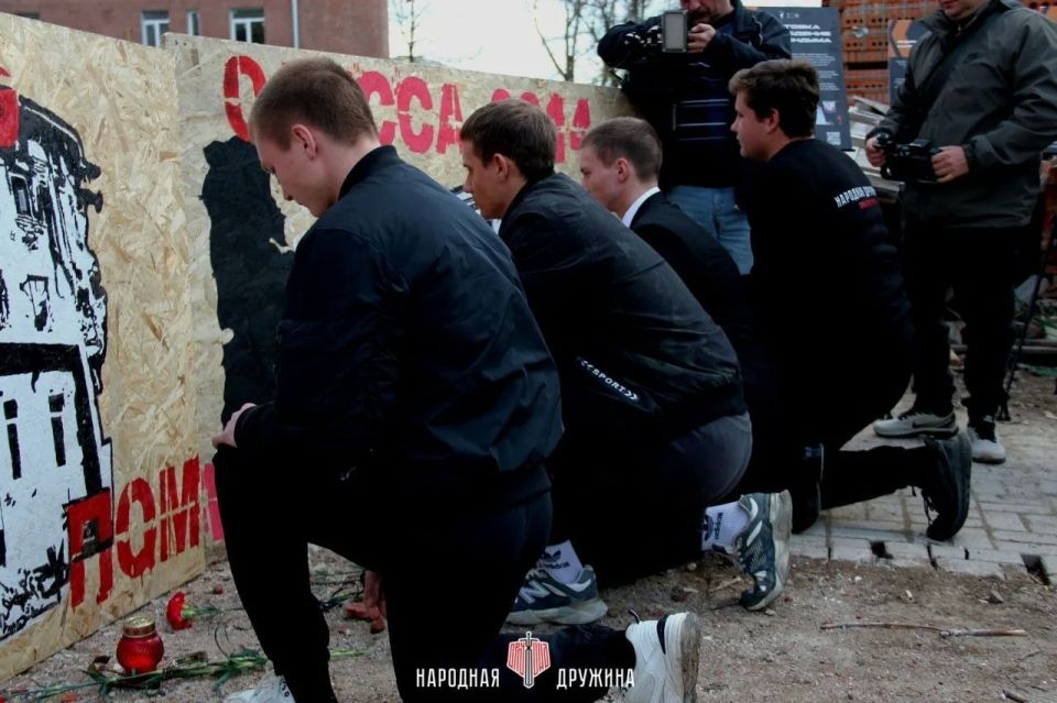 Не забудем никогда. Дружинники Мариупольского штаба приняли участие в памятной церемонии возложения цветов на месте, где стены ещё помнят ту жестокость, которая забрала жизни людей, таких же, как и мы. 2 мая 2014 года в... Не забудем никогда. Дружинники Мариупольского штаба приняли участие в памятной церемонии возложения цветов на месте, где стены ещё помнят ту жестокость, которая забрала жизни людей, таких же, как и мы. 2 мая 2014 года в...