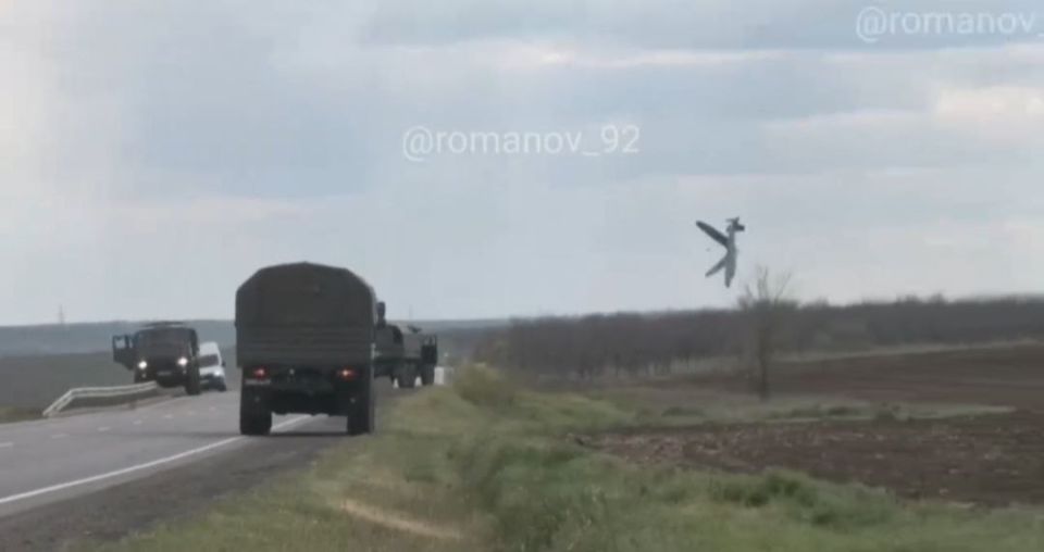 Атака американского дрона Hornet на логистические машины России у Мариуполя Атака американского дрона Hornet на логистические машины России у Мариуполя