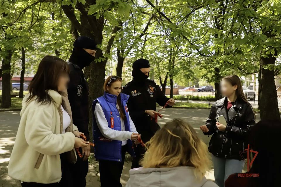Сотрудники СОБР «Ратник-Донбасс» и «Движение Первых» провели патриотическую акцию ко Дню Победы