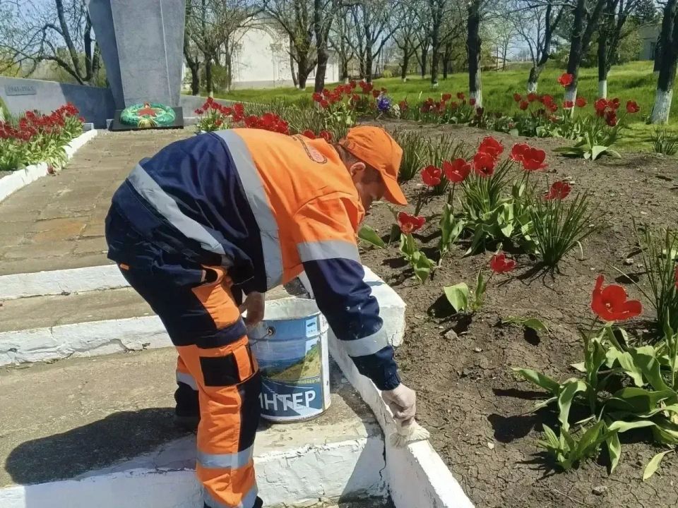 #СОДЕРЖАНИЕ_СВОД за сутки. Ко Дню Победы продолжаем приводить в порядок мемориалы и памятники Великой Отечественной войны, расположенные вдоль дорог общего пользования В понедельник дорожники благоустроили территорию... #СОДЕРЖАНИЕ_СВОД за сутки. Ко Дню Победы продолжаем приводить в порядок мемориалы и памятники Великой Отечественной войны, расположенные вдоль дорог общего пользования В понедельник дорожники благоустроили территорию...