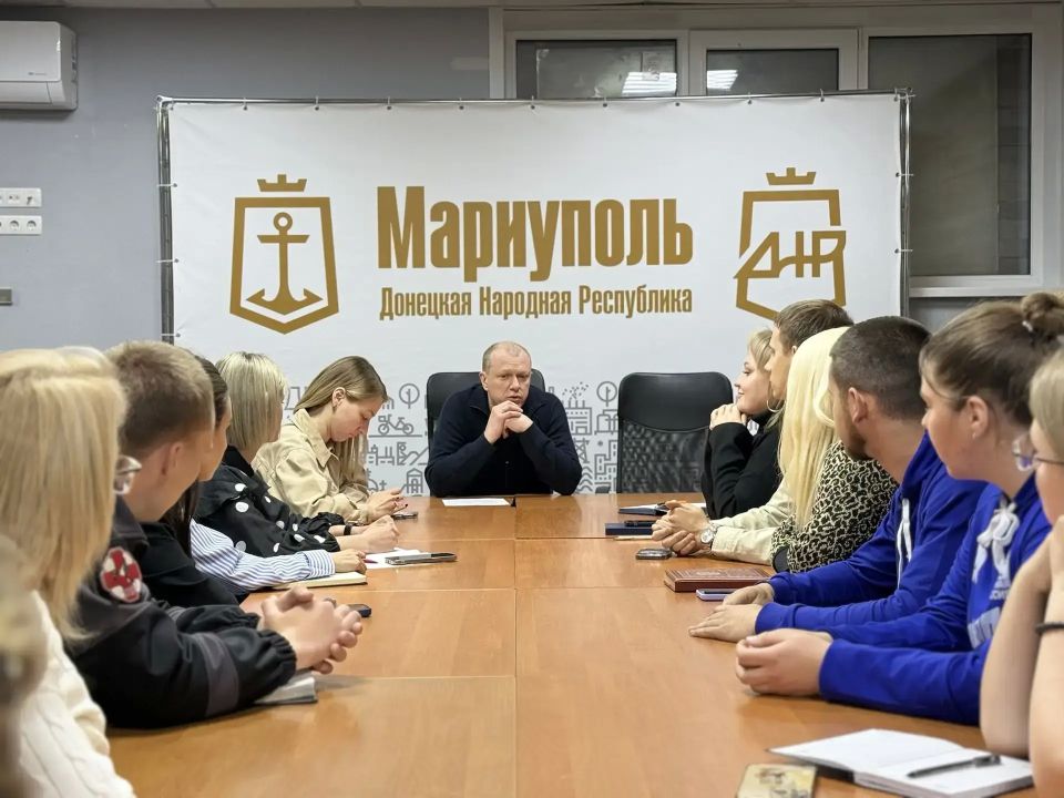 Встретился с лидерами молодежных НКО Встретился с лидерами молодежных НКО