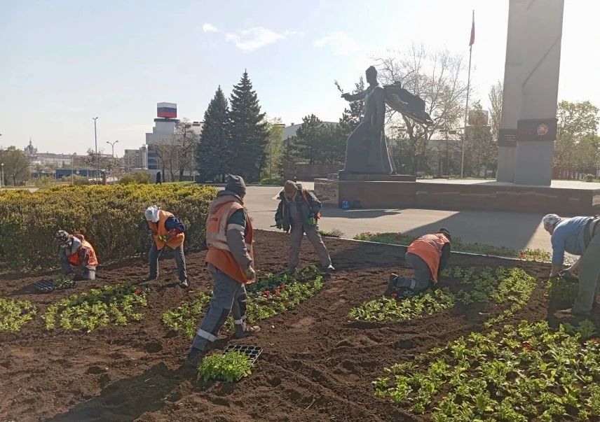 Мариупольские коммунальщики активно обновляют цветники