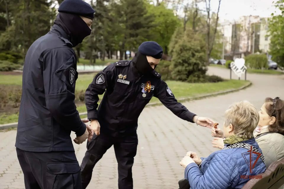 Сотрудники СОБР «Ратник-Донбасс» и «Движение Первых» провели патриотическую акцию ко Дню Победы Сотрудники СОБР «Ратник-Донбасс» и «Движение Первых» провели патриотическую акцию ко Дню Победы