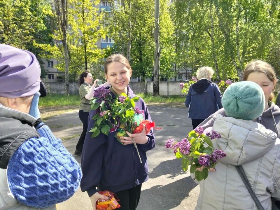 Московские волонтеры организовали праздник Победы для пожилых мариупольцев Московские волонтеры организовали праздник Победы для пожилых мариупольцев