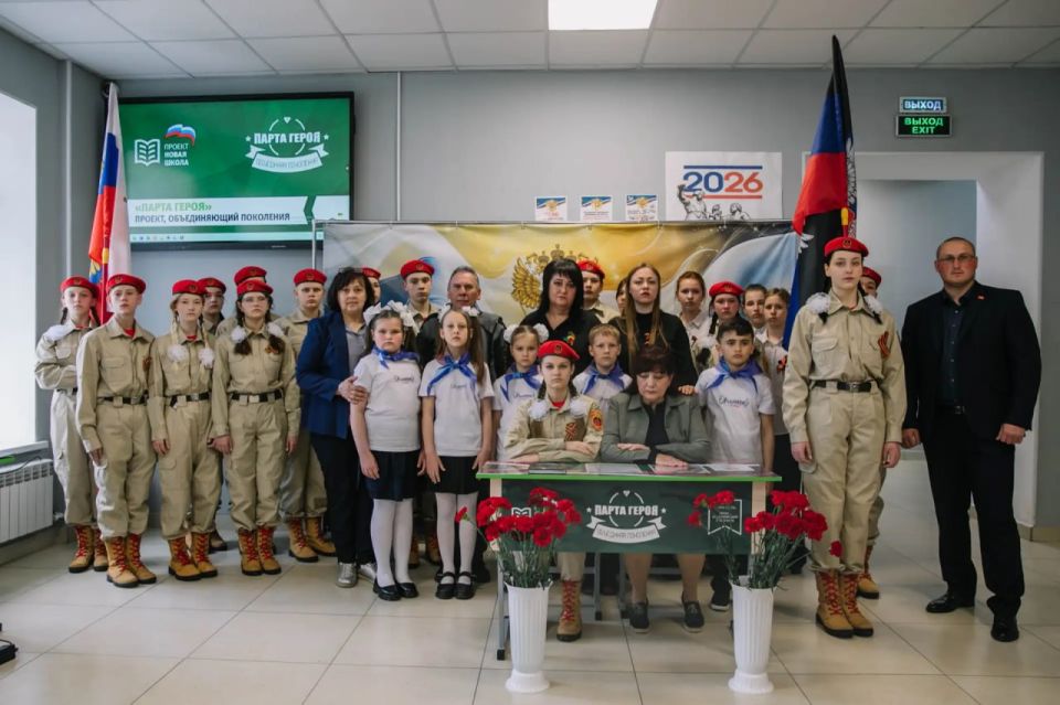 В школах Мариуполя открыли девятую «Парту Героя» В школах Мариуполя открыли девятую «Парту Героя»