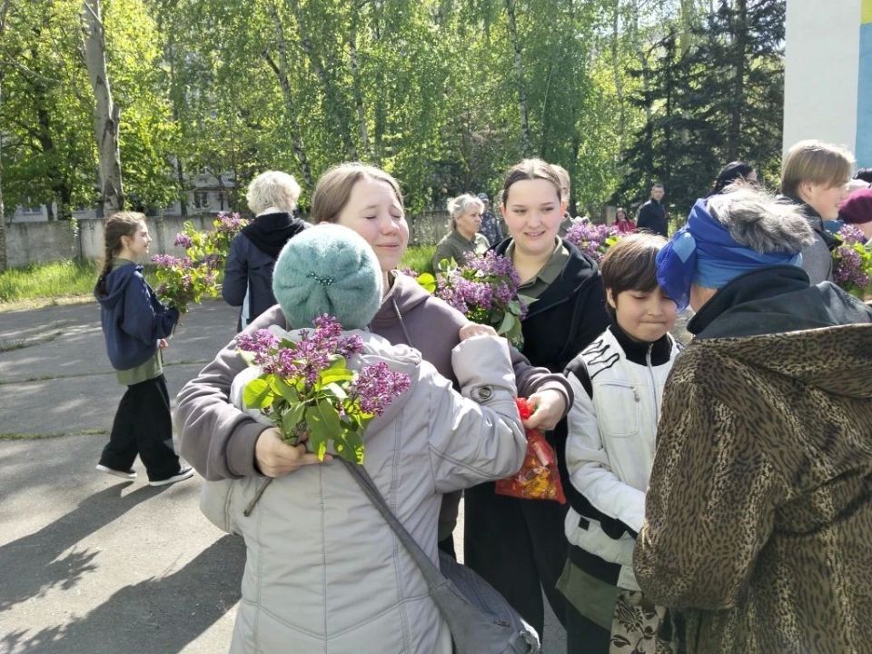 Московские волонтеры организовали праздник Победы для пожилых мариупольцев Московские волонтеры организовали праздник Победы для пожилых мариупольцев