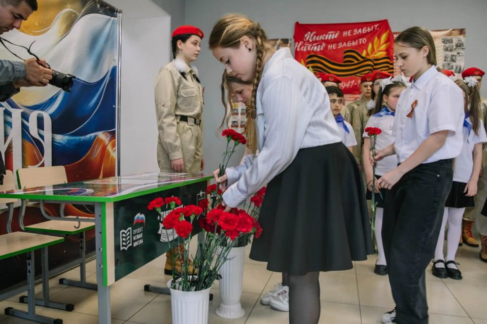В школах Мариуполя открыли девятую «Парту Героя» В школах Мариуполя открыли девятую «Парту Героя»