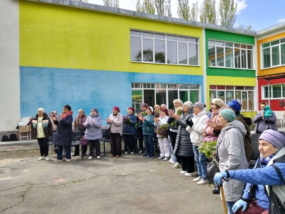 Московские волонтеры организовали праздник Победы для пожилых мариупольцев Московские волонтеры организовали праздник Победы для пожилых мариупольцев