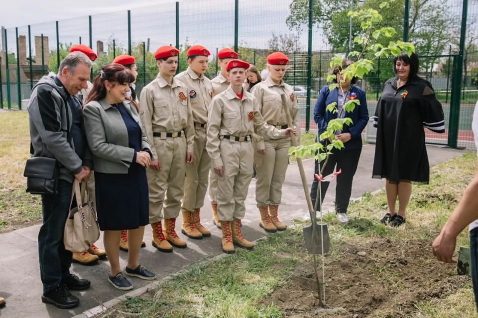В школах Мариуполя открыли девятую «Парту Героя» В школах Мариуполя открыли девятую «Парту Героя»