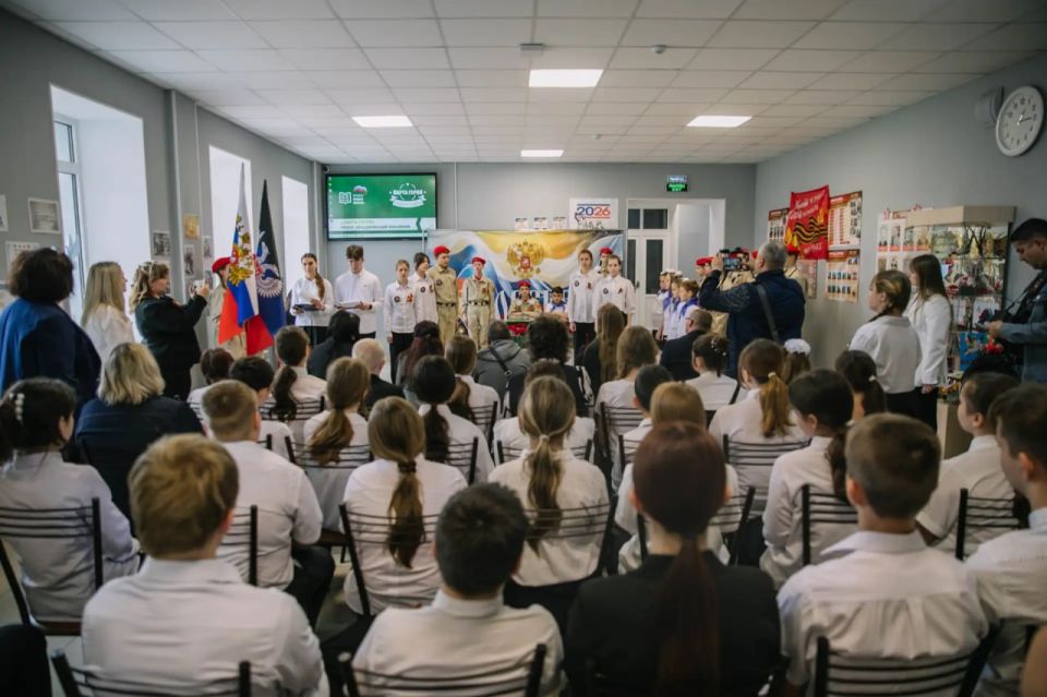 В школах Мариуполя открыли девятую «Парту Героя» В школах Мариуполя открыли девятую «Парту Героя»