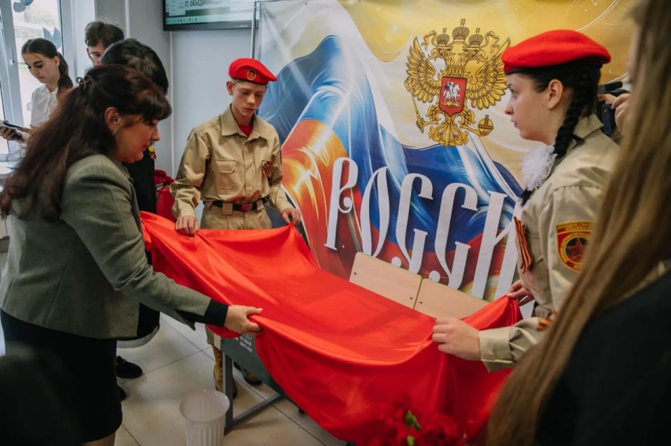 В школах Мариуполя открыли девятую «Парту Героя» В школах Мариуполя открыли девятую «Парту Героя»