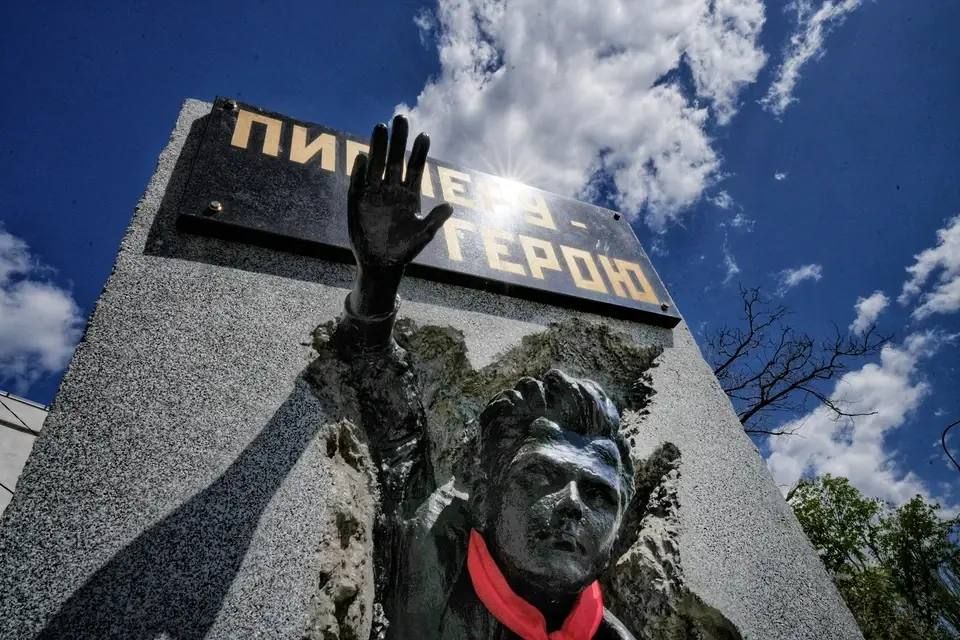 Ко Дню Победы Военная комендатура ДНР восстановила в Мариуполе памятник пионеру-герою Анатолию Балабухе Ко Дню Победы Военная комендатура ДНР восстановила в Мариуполе памятник пионеру-герою Анатолию Балабухе