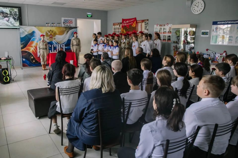 В школах Мариуполя открыли девятую «Парту Героя» В школах Мариуполя открыли девятую «Парту Героя»
