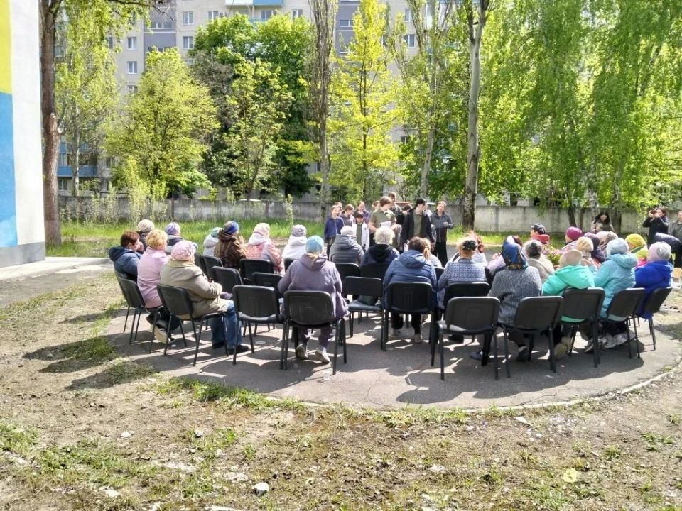 Московские волонтеры организовали праздник Победы для пожилых мариупольцев Московские волонтеры организовали праздник Победы для пожилых мариупольцев