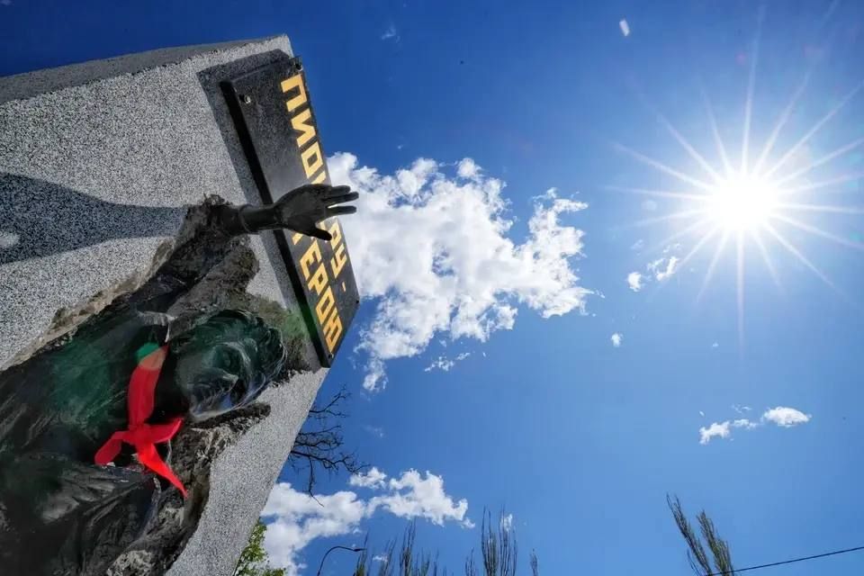 Ко Дню Победы Военная комендатура ДНР восстановила в Мариуполе памятник пионеру-герою Анатолию Балабухе
