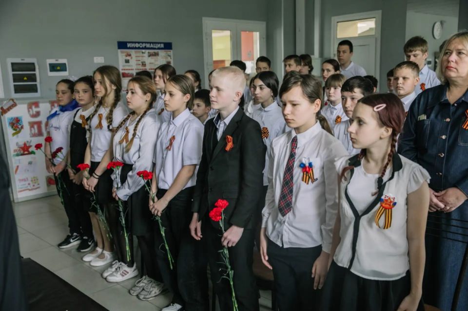 В школах Мариуполя открыли девятую «Парту Героя» В школах Мариуполя открыли девятую «Парту Героя»