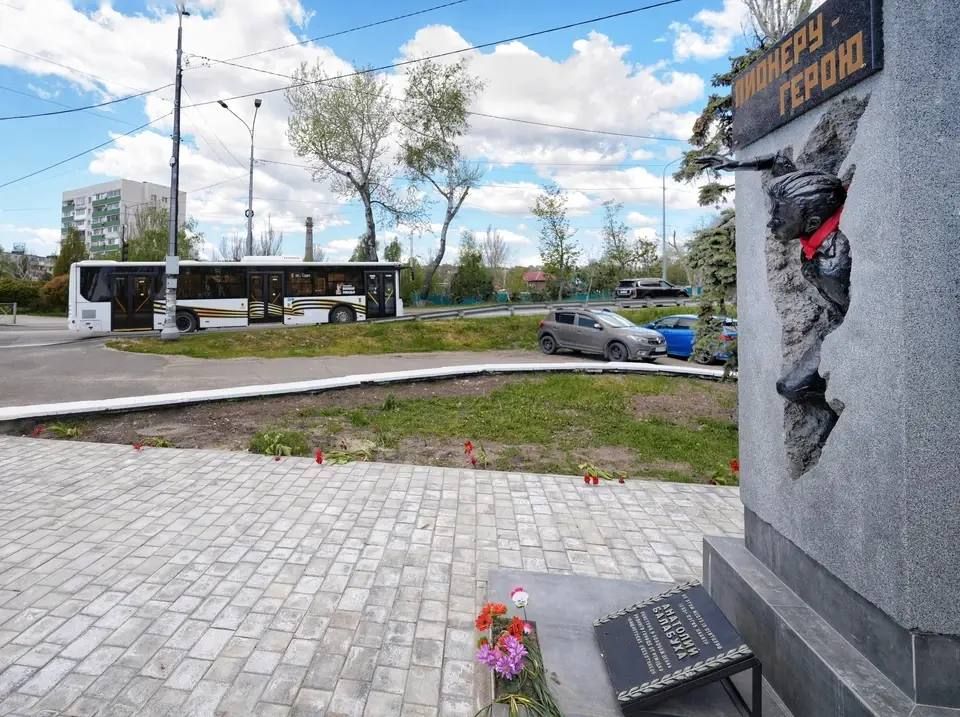 Ко Дню Победы Военная комендатура ДНР восстановила в Мариуполе памятник пионеру-герою Анатолию Балабухе Ко Дню Победы Военная комендатура ДНР восстановила в Мариуполе памятник пионеру-герою Анатолию Балабухе